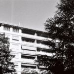 Un immeuble caché par les arbres, Lancy