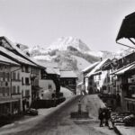 Gruyères, la rue du bourg et le Moléson, en hiver