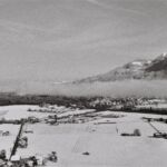 Gruyères, la vue vers Broc et le lac, recouvert de brouillard, en hiver
