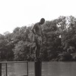 Plongeur sur un poteau au niveau du débarcadère d'Onex