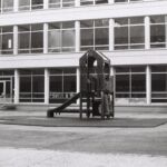 Jeux dans la cour de l'école du Bosson, Onex