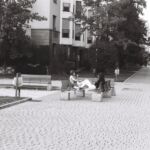 Jeunes femmes sur des bancs, square Clair-Matin, Lancy