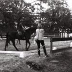 Mère attendant son enfant près du manège, parc Brot, Onex