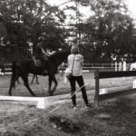 Mère attendant son enfant près du manège, parc Brot, Onex
