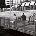 Touristes nourrissant les cygnes au pied du pont du Mont-Blanc, Genève