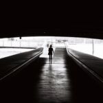 Femme sur le passage piéton flottant sous le pont Mont-Blanc, Genève
