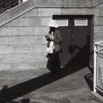 Touriste à chapeau près de l'embarcadère de la CGN, Genève