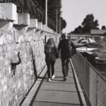 Couple sur la passerelle en dessous du quai du Mont-Blanc, Genève