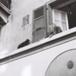 Jeune femme et chat à la fenêtre, Genève