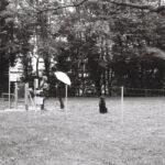 Deux propriétaires de chien discutent dans l'enclos réservé, Onex