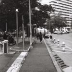 Une femme promenant son chien, Onex