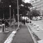 Une femme promenant son chien, Onex