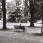 Femme sur un banc, parc des Bastions, Genève