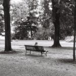 Femme sur un banc, parc des Bastions, Genève