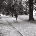 Jeune homme marchant avec des béquilles, parc des Bastions, Genève