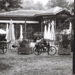 Deux hommes en terrasse du café du parc des Bastions, Genève