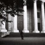 Homme sur la cour de Saint-Pierre, Genève