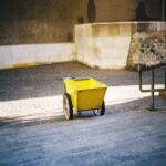 Chariot jaune au bas de la rue des Barrières, Genève