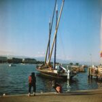 La Neptune et deux touristes photographiant les cygnes, Genève