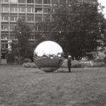 Une femme devant une oeuvre d'art, Place du Cirque, Genève, le 12 octobre 2019