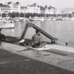 Homme lisant aux bains des Pâquis, Genève, le 13 octobre 2019