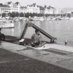 Homme lisant aux bains des Pâquis, Genève, le 13 octobre 2019