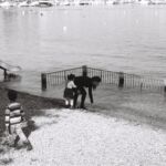 Jeune femme et enfants, aux bains des Pâquis, Genève, le 12 octobre 2019