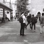 Homme attendant le tram à Bel-Air, Genève