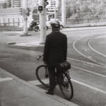 Cycliste attendant à l'arrêt Stand, Genève