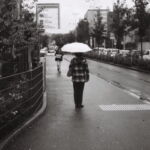 Femme attendant à l'arrêt De-Ternier, Lancy