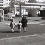 Femme et petites filles traversant la rue, Lancy