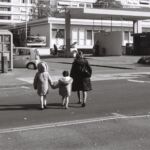 Femme et petites filles traversant la rue, Lancy