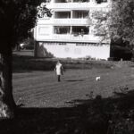Femme promenant son chien, Lancy