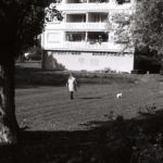 Femme promenant son chien, Lancy