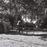 Deux femmes sur un banc, Lancy