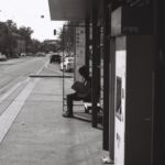 Femme attendant le tram à Onex-Salle Communale