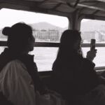C’était un jour particulier pour visiter Genève : Un dimanche de bise. Pas de jet d’eau sur la rade, peu de passants, et plutôt du genre pressés, pas de magasins ouverts où se réfugier pour passer le temps...
Elles étaient quand même souriantes, manifestement contentes d’être là, et profitant à plein des rares attractions de la Genève hivernale. La traversée en mouette était au programme, et elles l’ont suivi, en tirant quelques photos à mettre sur les réseaux sociaux, ou à envoyer aux amis restés là-bas.