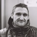 Il est monté à Bandol, avec son dossier dans les mains, comme un trésor. Quand je lui ai demandé si je pouvais faire son portrait, il m’a répondu “oui, je suis en règle”, avec un accent de l’est de l’Europe. Cette réponse, cet accent, ce dossier entre ses doigts esquissent une histoire que l’on devine complexe, triste sans doute, mais qui se finit bien, dans ce tram qui l’éloigne de l’Office Cantonal de la Population.