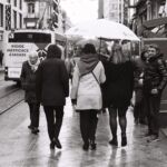 Entre midi et deux, dans les rues basses. C’est le moment où la rue appartient aux banquiers en costumes et où les talons ont des semelles rouges. Ils se mêlent à la populace, à ces gens « qui ne sont rien » comme le disait E. Macron, en lui montrant bien qu’ils sont les maîtres de la ville, daignant partager, temporairement, le même espace-temps.