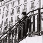 Devant l’hôtel des Bergues, il y a cet escalier qui descend vers le Rhône, et permet de rejoindre la passerelle piétonne flottante qui passe sous le pont du Mont-Blanc. Cet escalier est un des endroits où se groupent les cygnes et les autres oiseaux, ce qui attire les touristes. Ou l’inverse.
Ce regroupement de gros oiseaux peut effrayer, et en même temps attirer. C’était manifestement le cas de cette jeune femme, qui n’ose pas descendre, mais ne peut s’empêcher de les photographier.