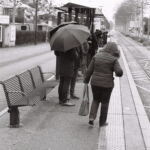 Le quai est long aux Esserts, et il y a deux abribus. Pour une raison que j'ignore, le deuxième est plus souvent plein que le premier, alors que le tram s'arrête en tête de station. Mon positionnement correspond à peu près à la porte arrière du tram qui arrive, et tous ces gens vont devoir se précipiter à contre courant des gens qui descendent. Alors qu'il leur suffirait d'attende 20 mètres plus loin.