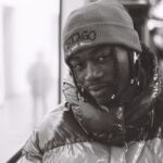 Il s'est assis en face de moi, avec son bonnet, ses dreads et sa doudoune, la démarche coulante. Il dégageait une certaine assurance, mais sans arrogance. Il a tout de suite accepté la photo, et nous avons discuté ensuite. Musicien, il m'a proposé de collaborer, mais la distance entre nos deux villes de résidence rend la chose hautement improbable. Une belle rencontre, même si elle restera sans lendemain.