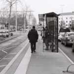 Sous l'abribus, aux Esserts. Il pleut, et je vais en centre-ville récuperer des photos, sur ma pause de midi.
Nous attendons le tram, qui met du temps à arriver.
