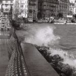 Quand le vent souffle depuis le nord, c'est la bise. Et la bise sur le lac, ça brasse. Il ne pleut pas, ce sont les vagues qui ont mouillé le quai, en se brisant sur les pierres qui le renforcent. Pas de quoi effrayer un brestois, mais de beaux embruns.